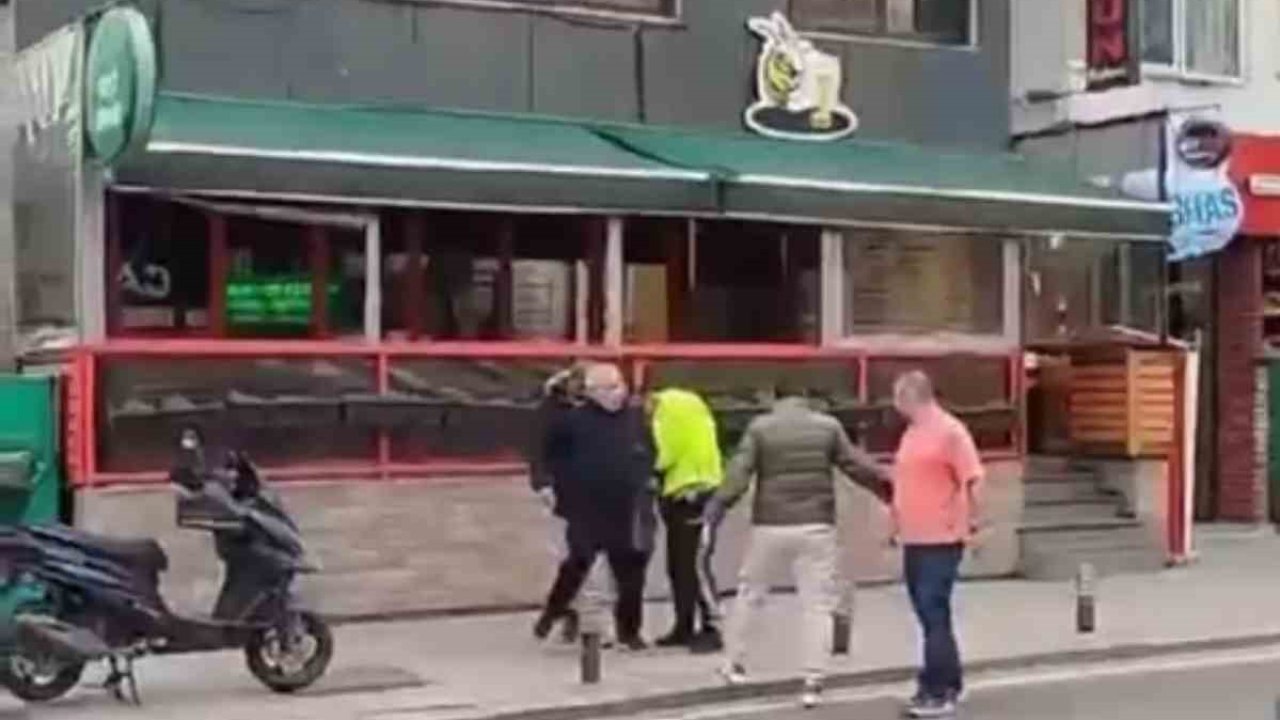 Kadıköy’de elinde silahla bir mekana giren şahsa trafik polisi müdahale etti