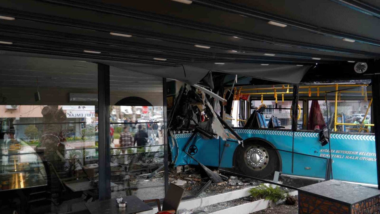 Sürücüsü fenalaşan halk otobüsü araçlara çarpıp kafeteryaya daldı: 3 yaralı