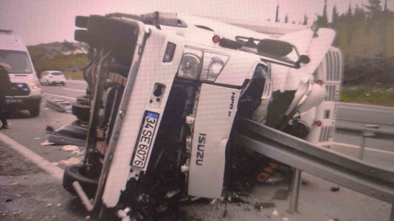 Akhisar’da et yüklü tır devrildi: 1 ölü