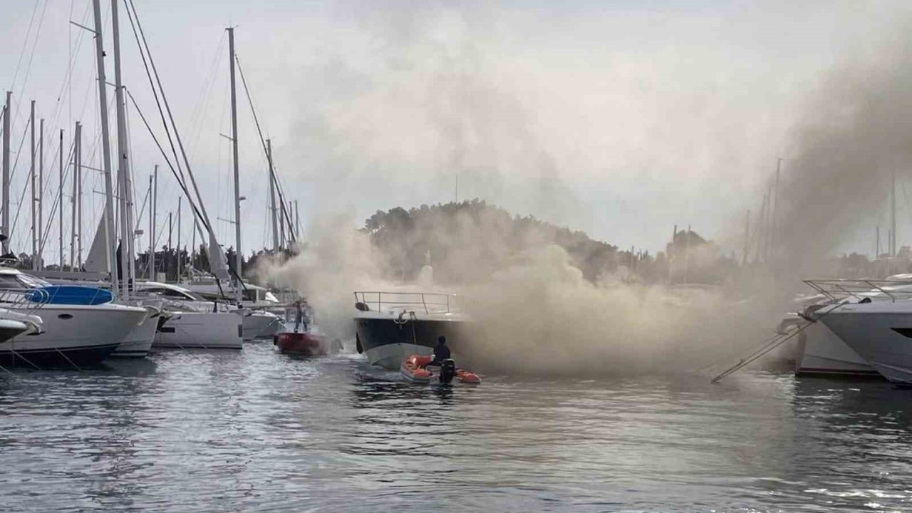Muğla Büyükşehir Acil Müdahale Teknesi’nden yat yangınına hızlı müdahale