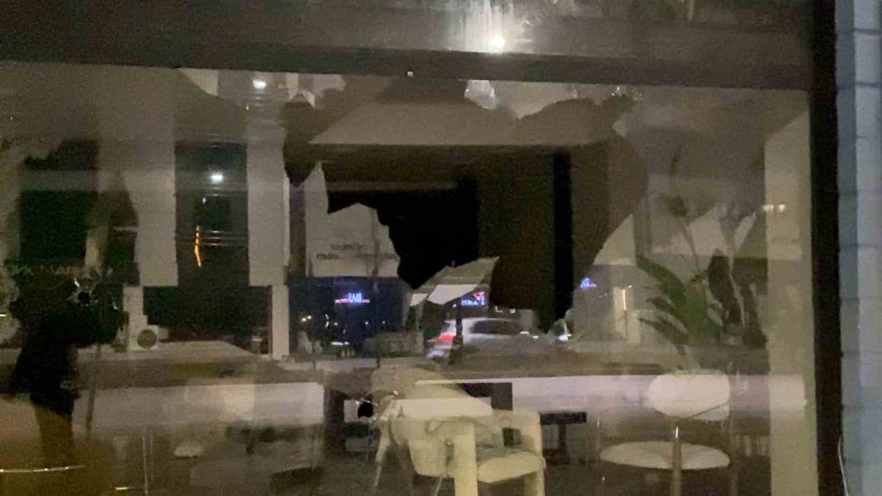 Motosikletli şahıs mağaza camını taşla kırdı