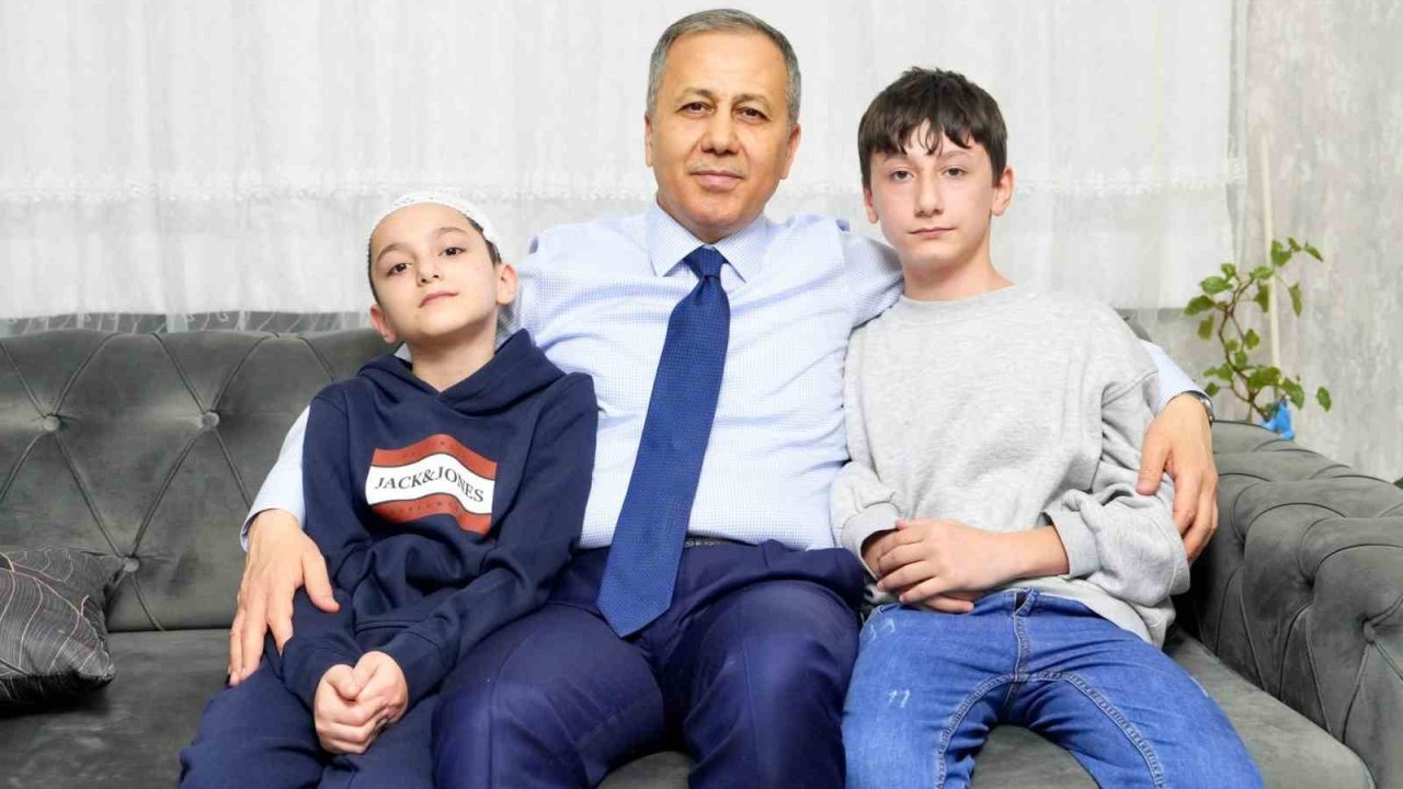 Bakan Yerlikaya, sahipsiz köpeklerin saldırdığı Tunahan’ı ve ailesini ziyaret etti