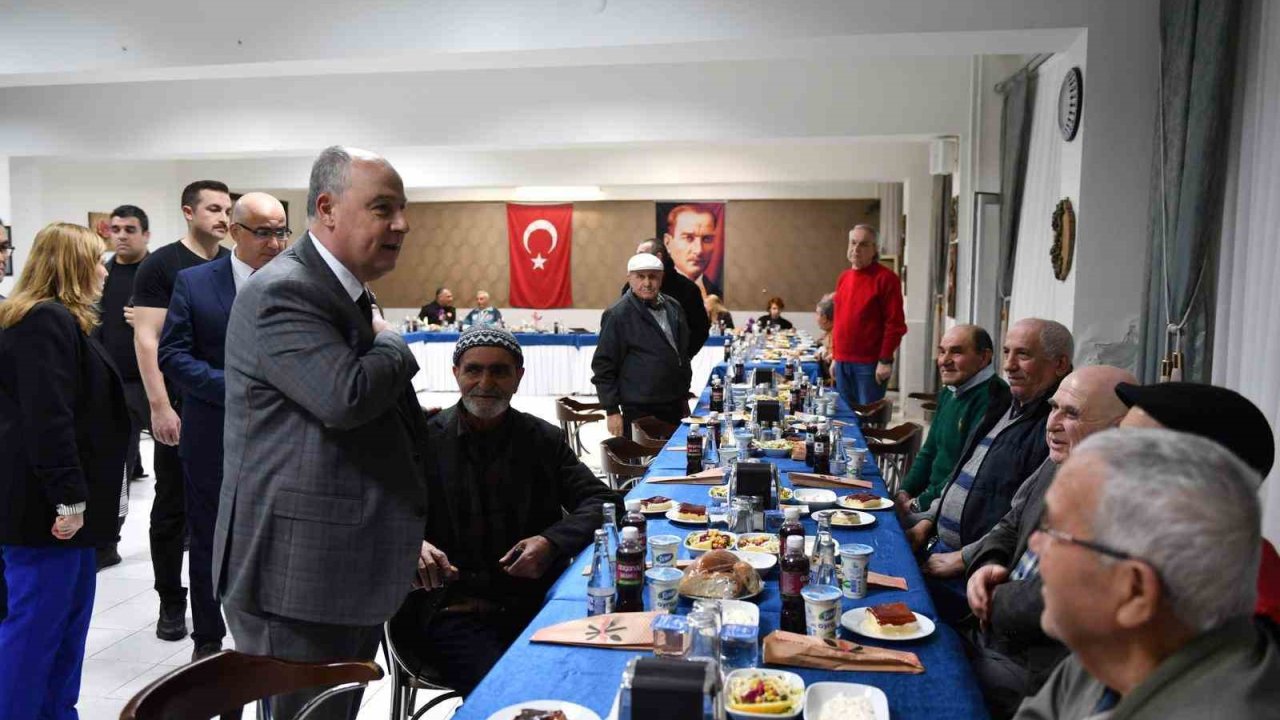 Denizli Valisi Coşkun huzurevi sakinleriyle iftar yaptı