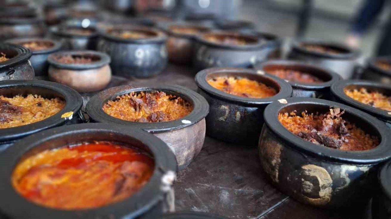 Ramazan’ın vazgeçilmez lezzeti: 8 saatte pişiyor, hazır olduğu, kaleden çalınan davulla duyuruluyor