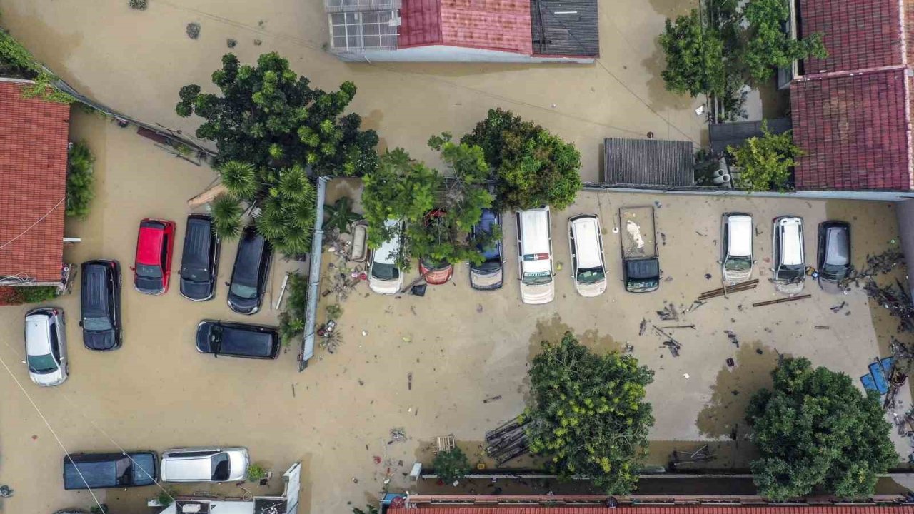 Endonezya’da sel: Bin 229 kişi tahliye edildi