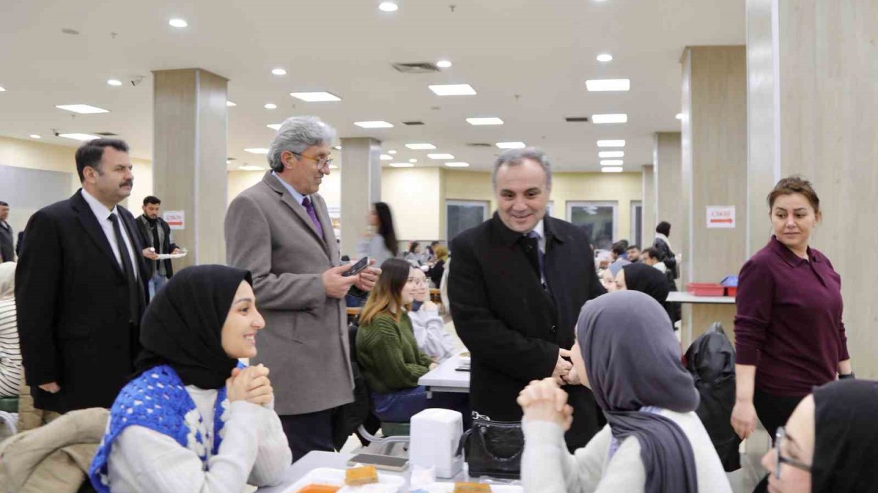 Rektör Prof. Dr. Altun, öğrencilerle iftar yaptı
