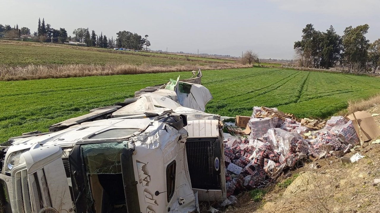 Şarampole devrilen enerji içeceği yüklü tırın sürücüsü yaralandı