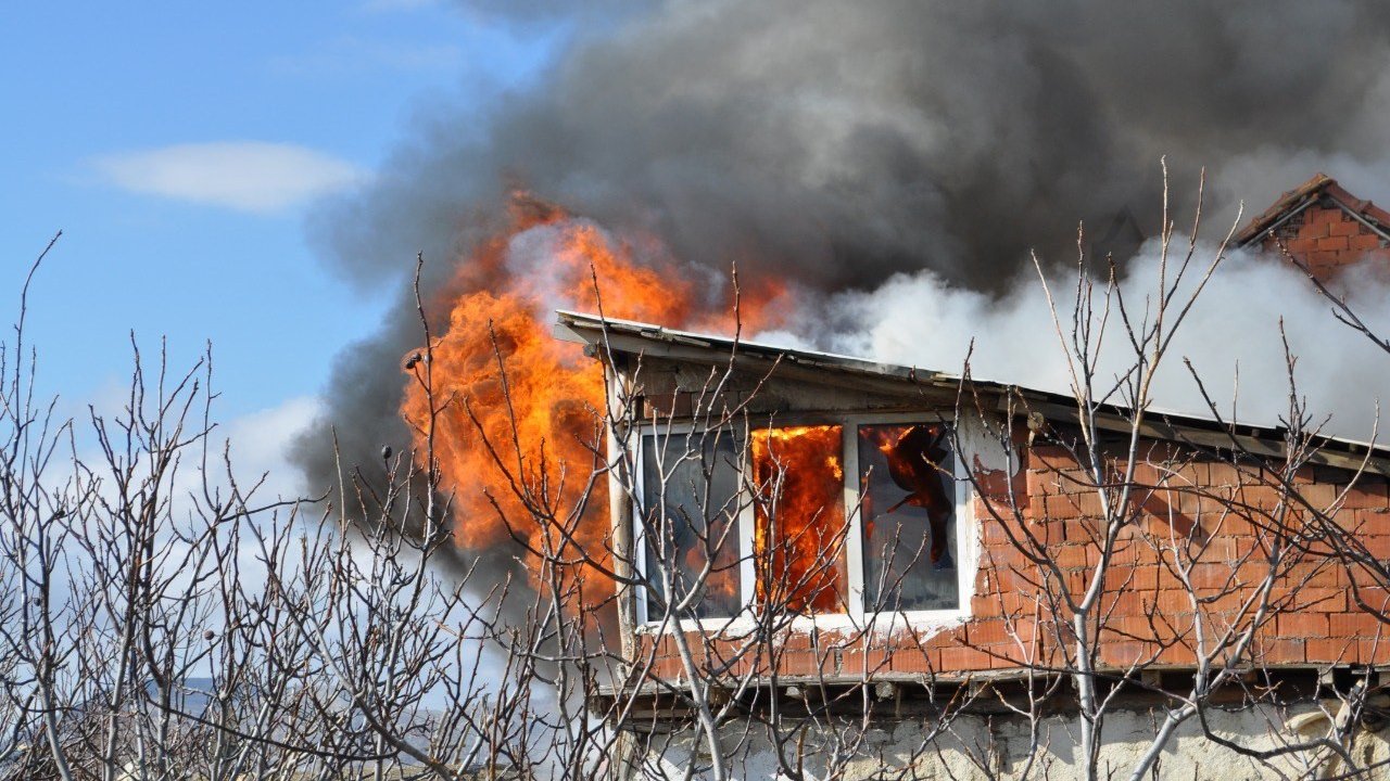 Yanan evdeki komşusunun ’yetişin’ çığlığını duydu, alevlerin içinden kurtardı