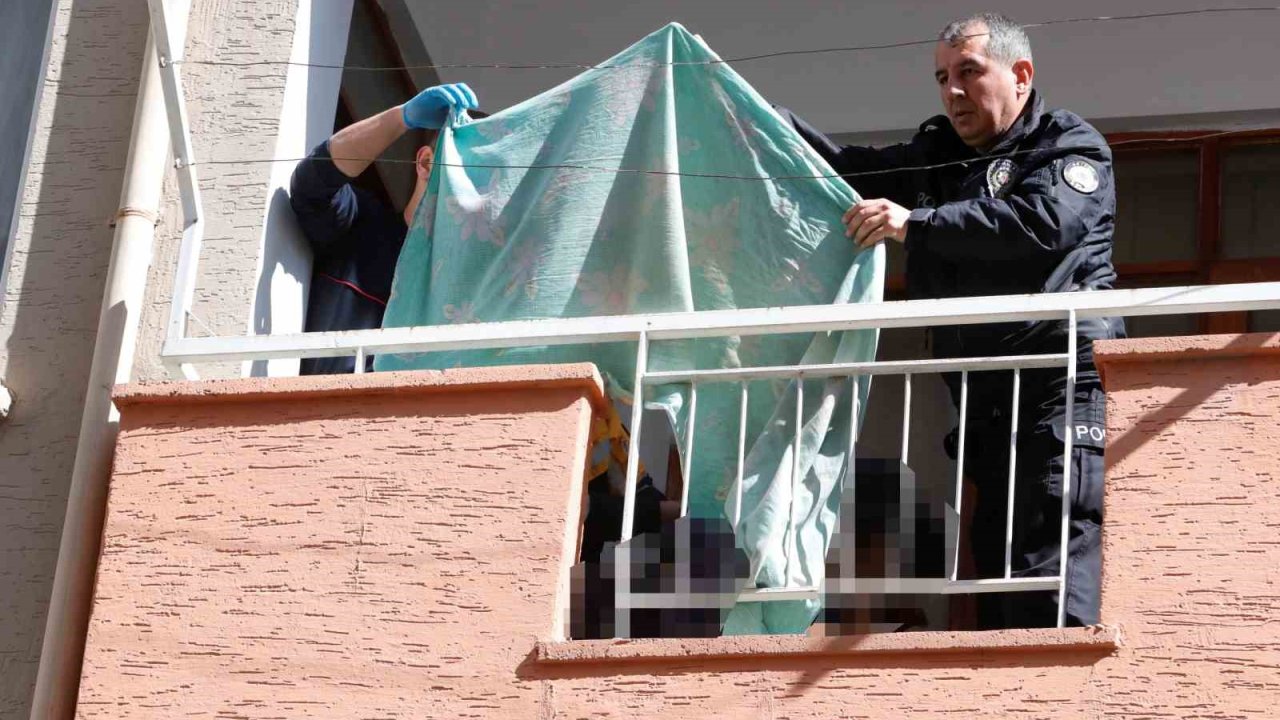 Güneşlenmek için çıktığı balkonda ölü bulundu