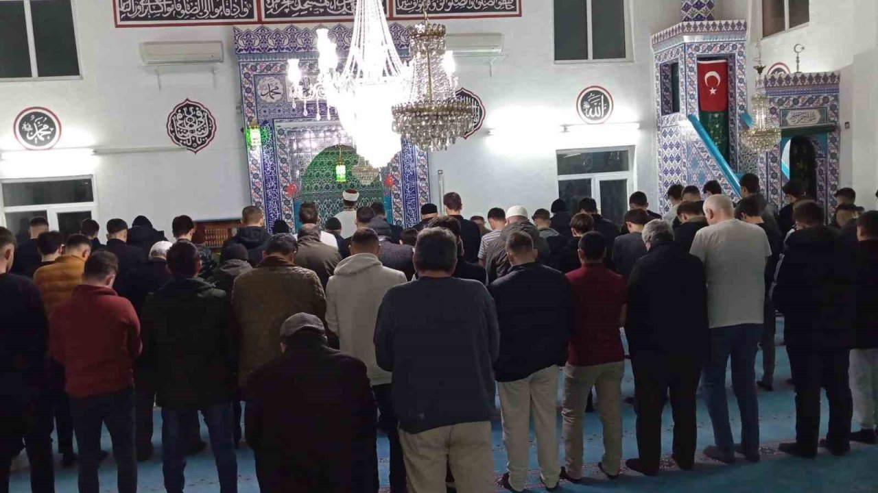 Beylikova’da lise öğrencileri teravih namazında buluştu