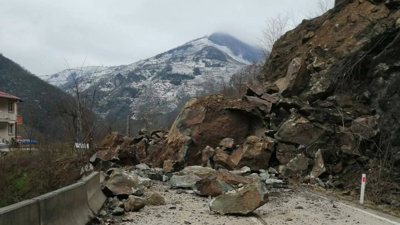 Ordu’da heyelan: Karayolu ulaşıma kapandı