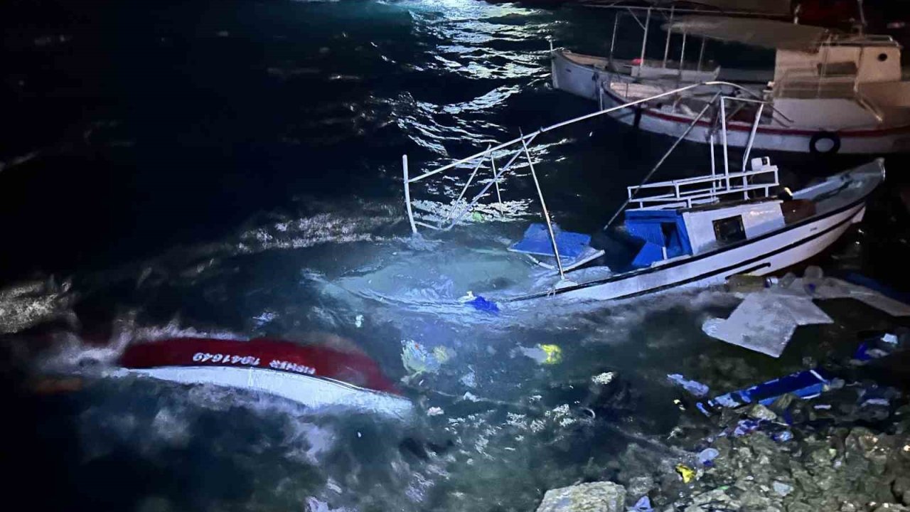 Balıkçılar, tekneleri alabora olmasın diye mücadele verdiler