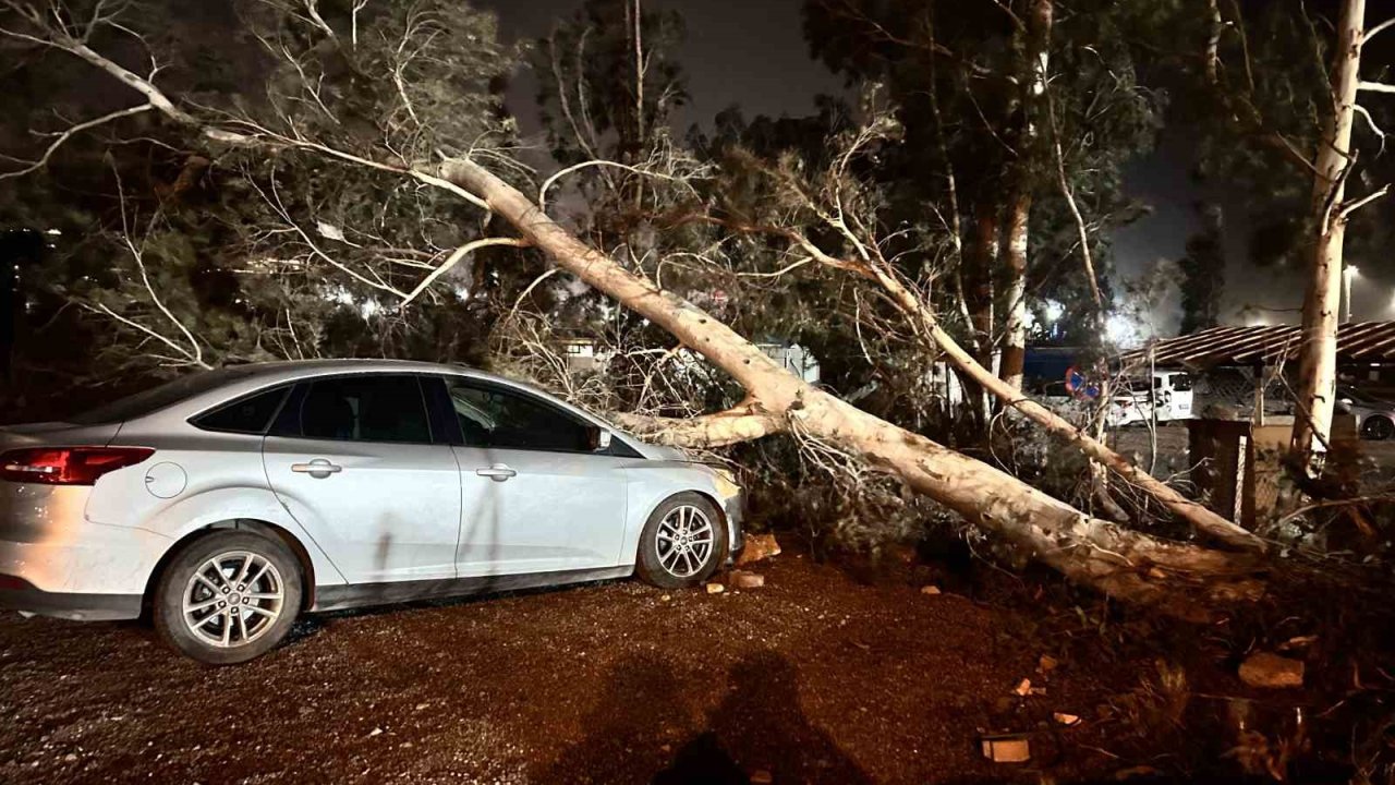 Hatay’da şiddetli fırtına etkisini hissettirdi