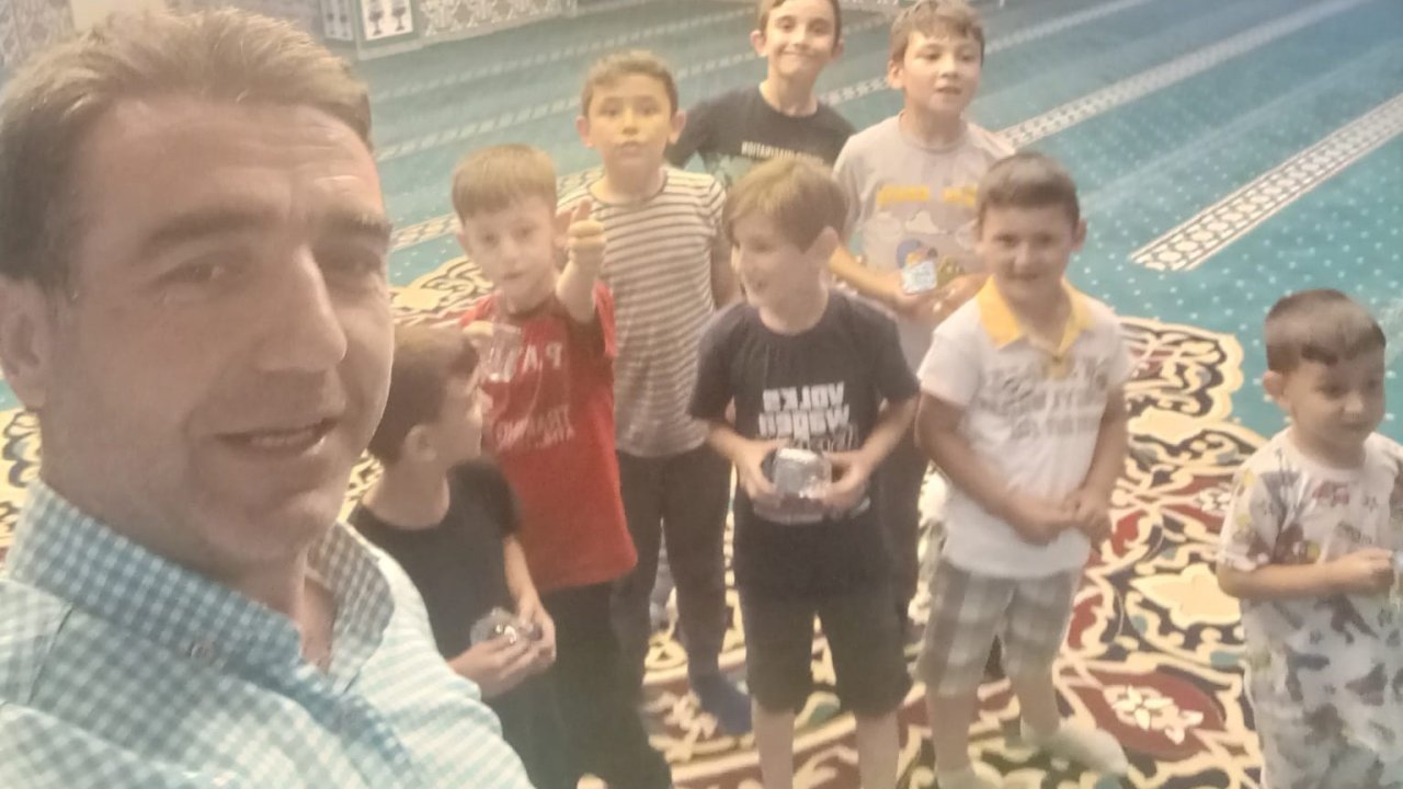 Gediz’de İmam-Hatip Ramazan Dinçer’den minik cemaatine özel mini market