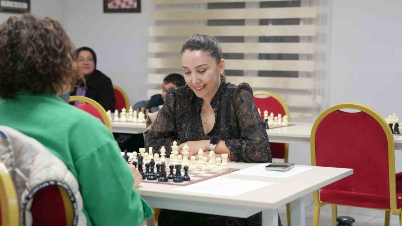 Çukurovalı kadınlar satranç öğreniyor