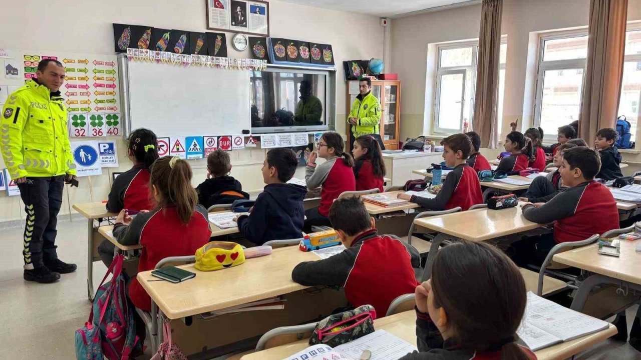 Bayburt polisinden öğrencilere trafik eğitimi