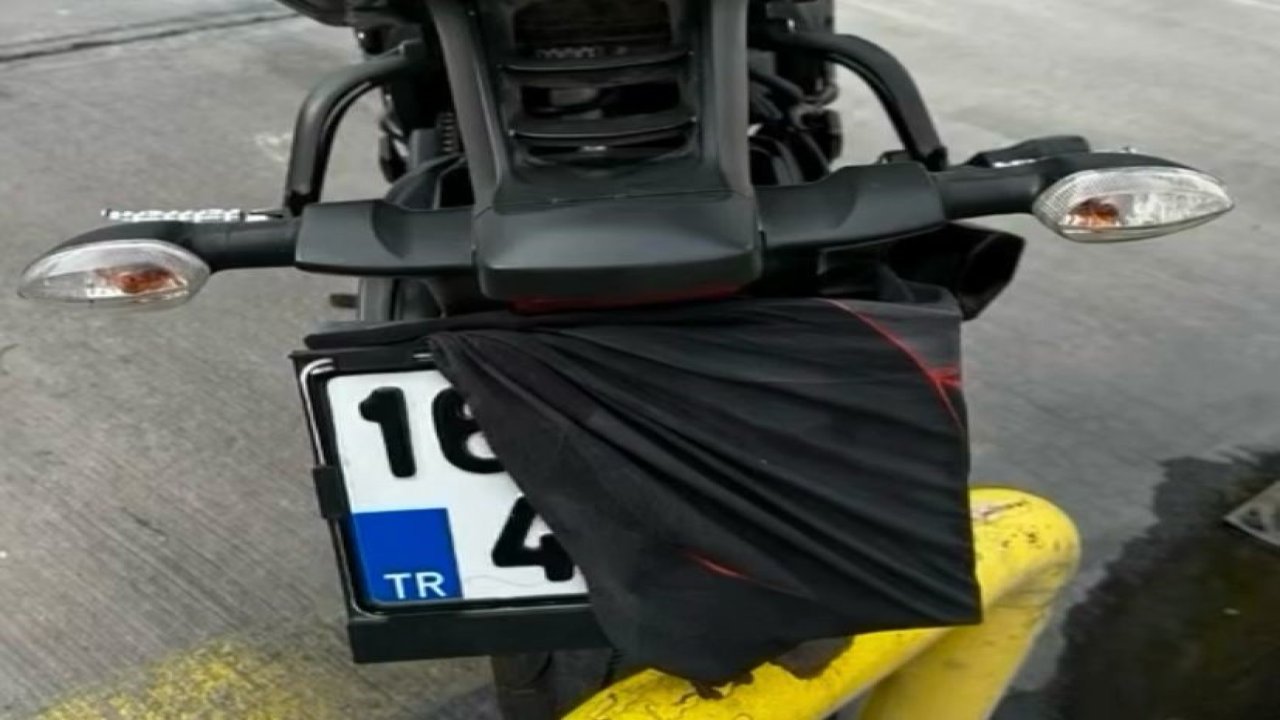 Kendisini yakalayan polisle hatıra fotoğrafı çektirdi..."Geçmiş olsun gençler"