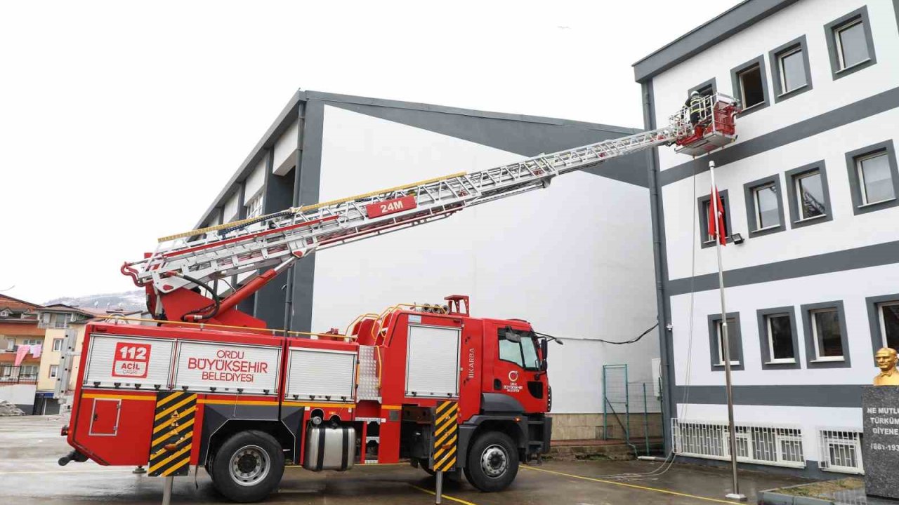 Ordu itfaiyesinden gerçeğini aratmayan tatbikat
