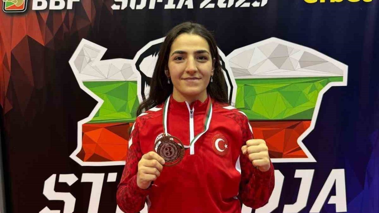 Türk Bayrağı’nı uluslararası arenada dalgalandırdı