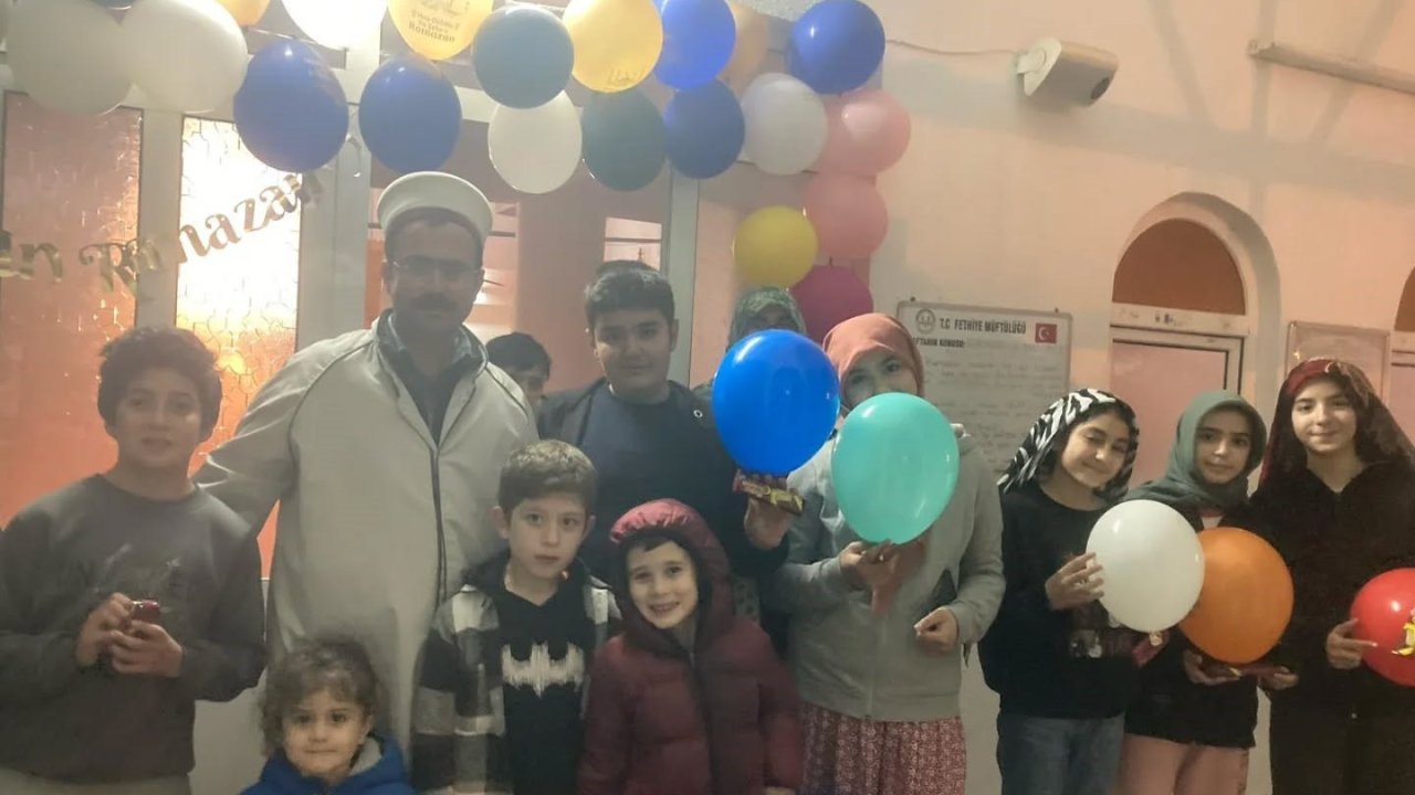 Teravih Namazı’na gelen çocuklara balon ve ikram