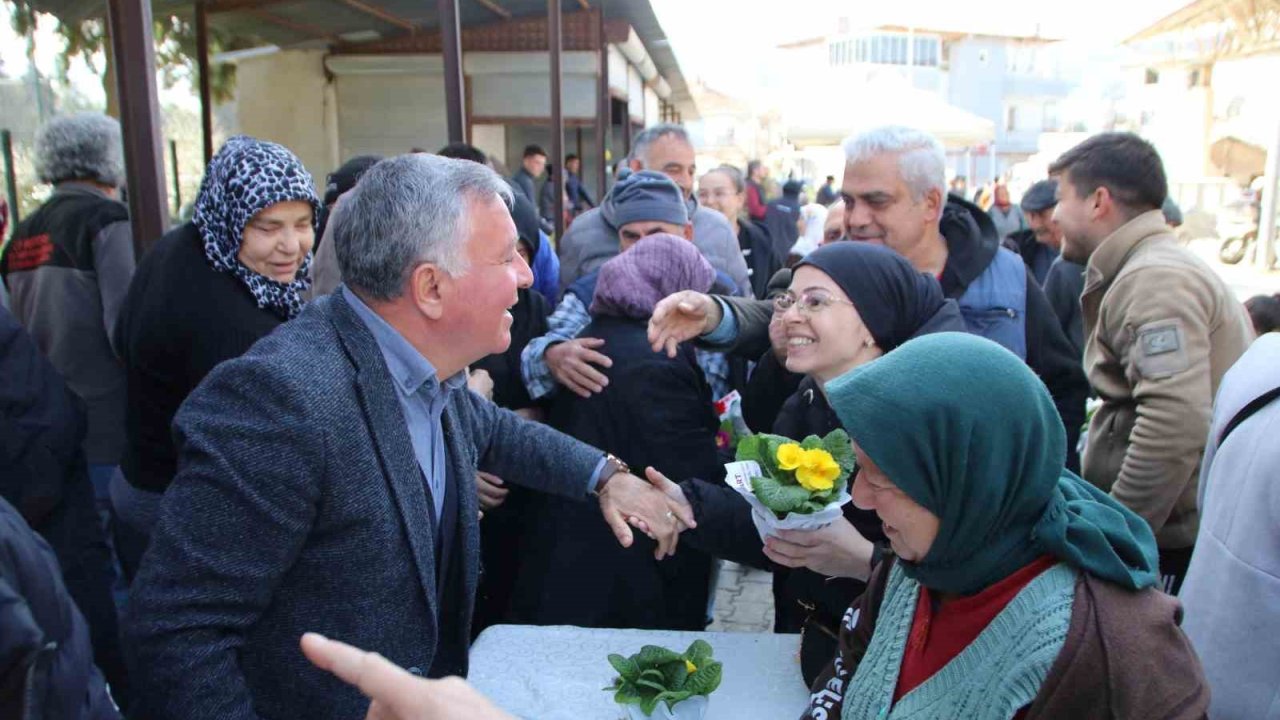 Başkan Kepenek Honazlı kadınlara çiçek takdim etti