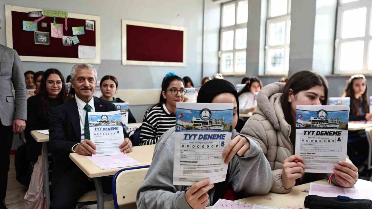 Şahinbey Belediyesi’nden öğrencilere 3 milyondan fazla deneme seti desteği