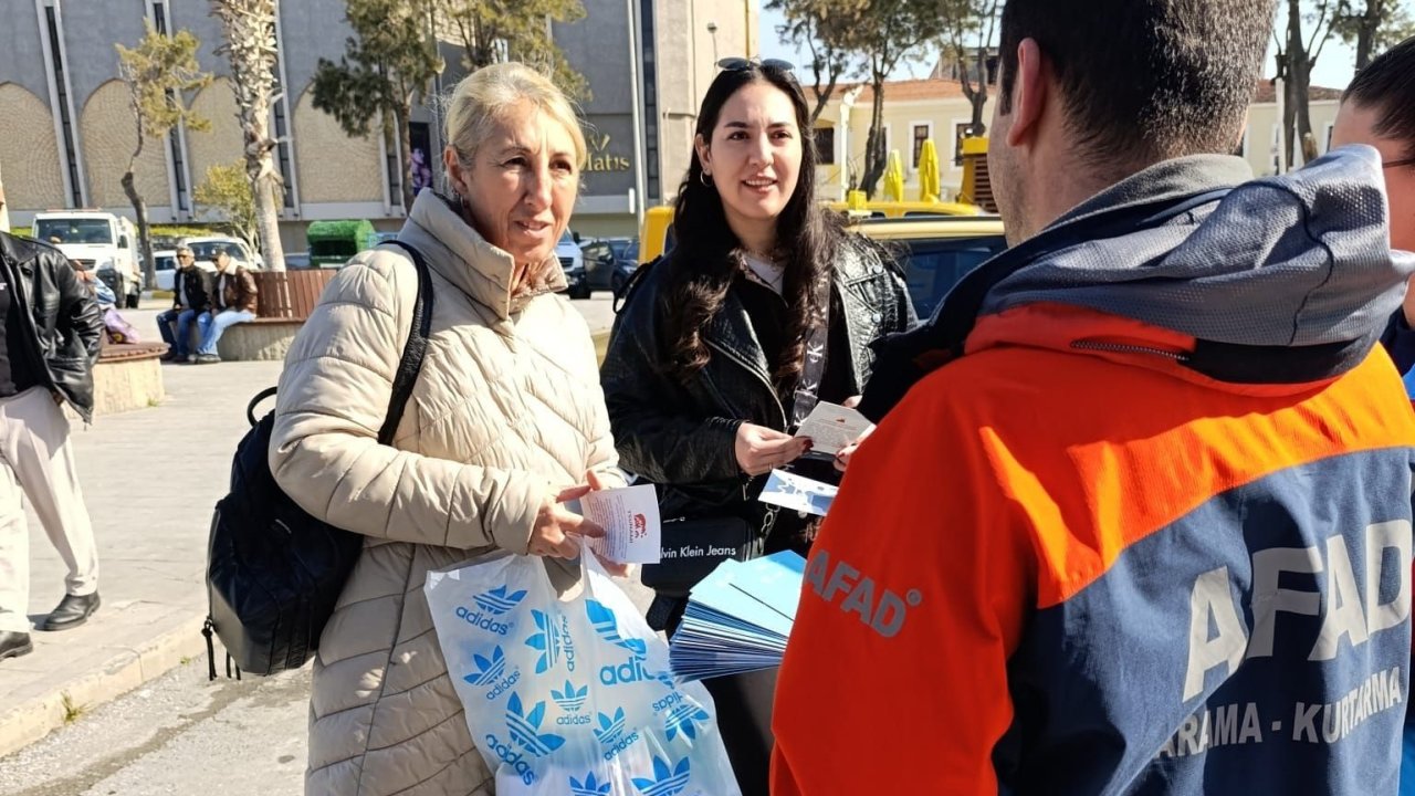 Kuşadası’nda vatandaşlara Tsunami bilgilendirmesi