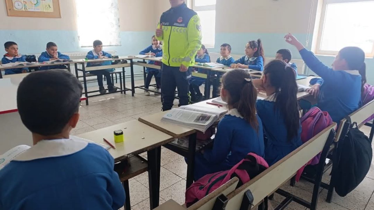 Akyaka’da jandarma ekiplerinden öğrencilere "Trafik Dedektifleri Projesi" eğitimi