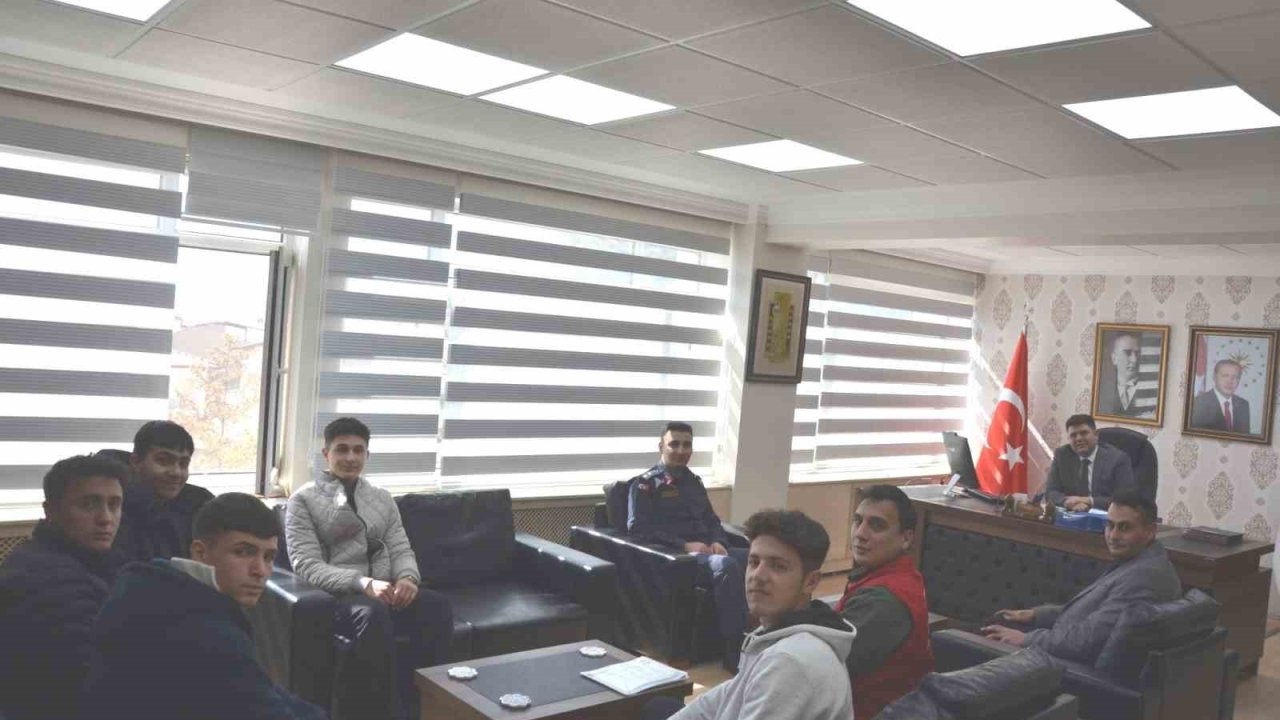 Kaymakam Seyman, bilek güreşi şampiyonlarına belgelerini verdi