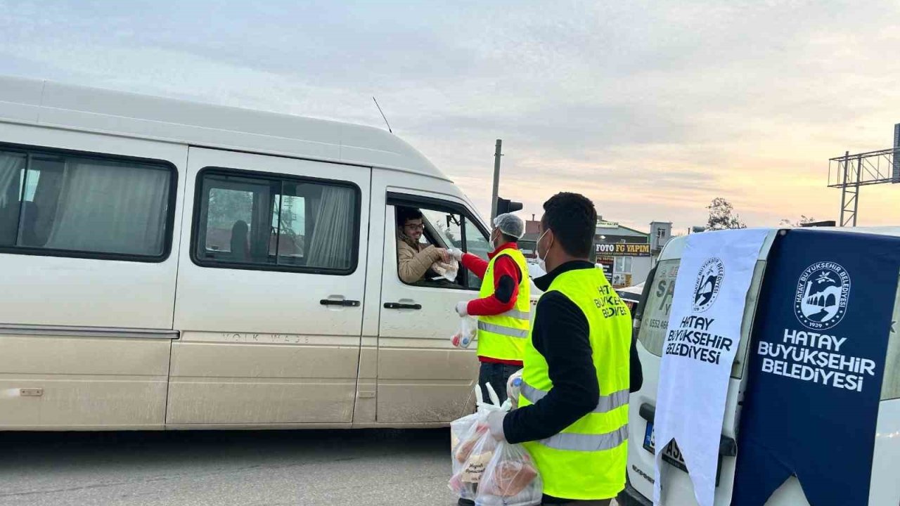 İftara trafikte yakalanan vatandaşların iftarlıkları Hatay Büyükşehir Belediyesi’nden
