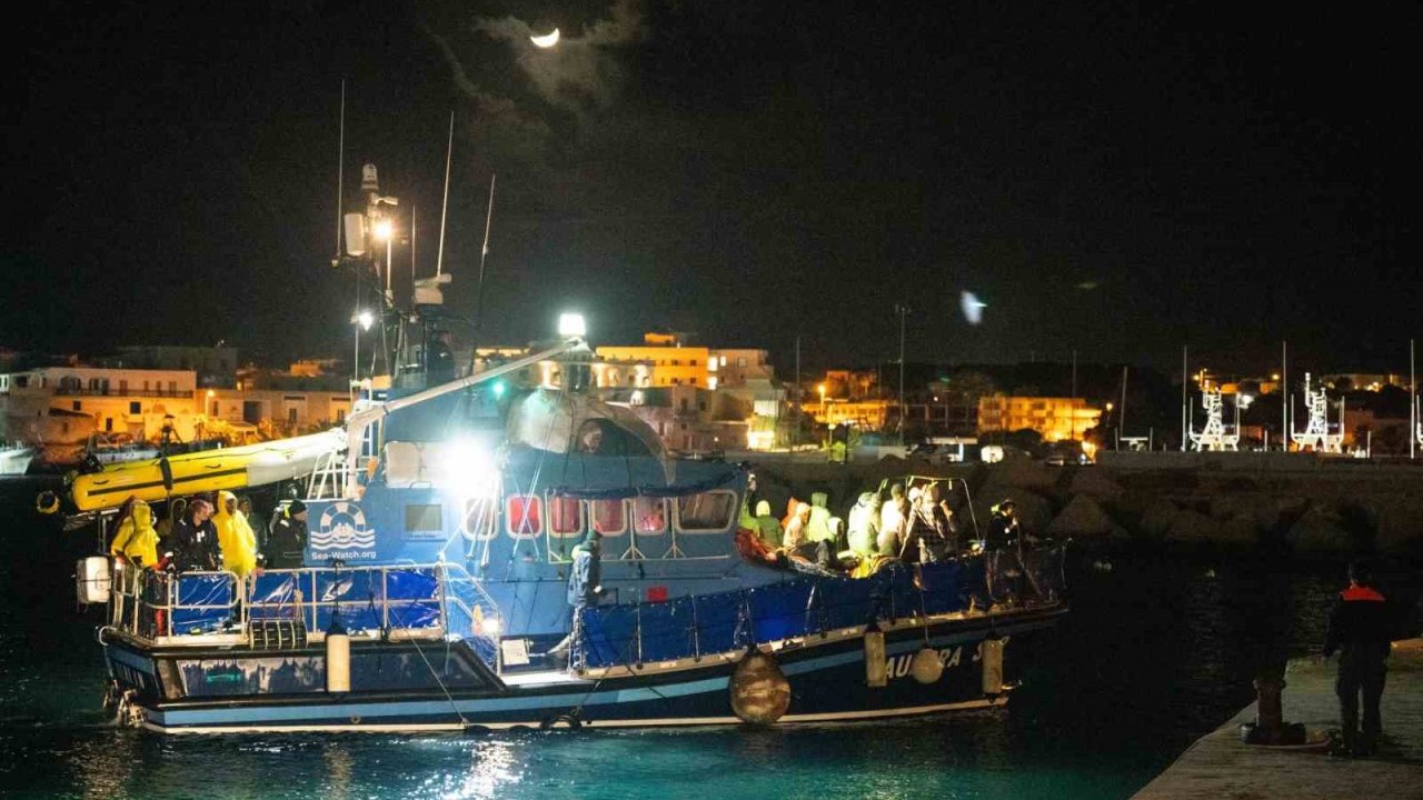 Tunus açıklarında petrol platformuna sığınan 32 göçmen 4 gün sonra kurtarıldı