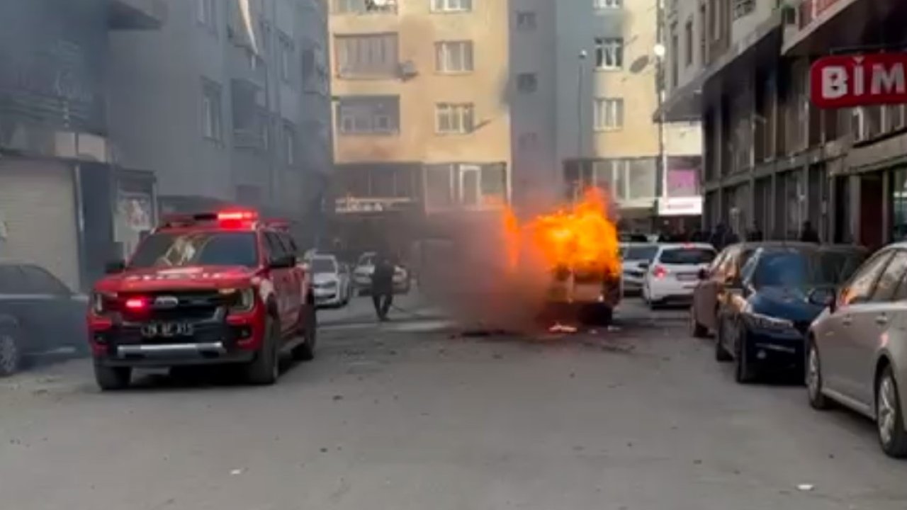 Iğdır’da seyir halindeki araç alev alev yandı