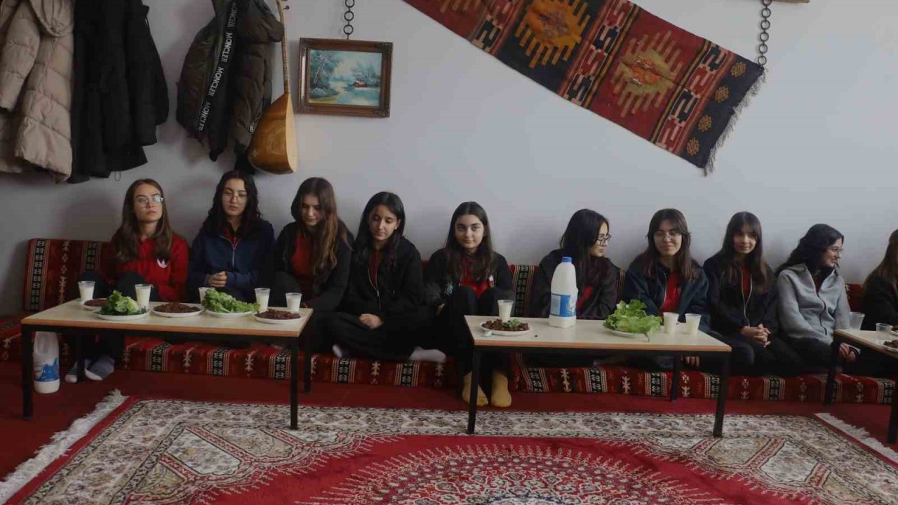 Lisede oluşturulan şark köşesi ile öğrenciler sosyalleşiyor