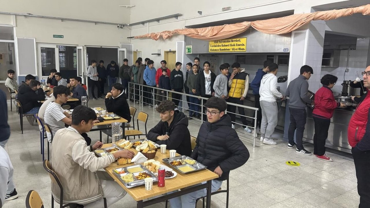 Kaymakam Ertaş, lisede iftar programına katıldı