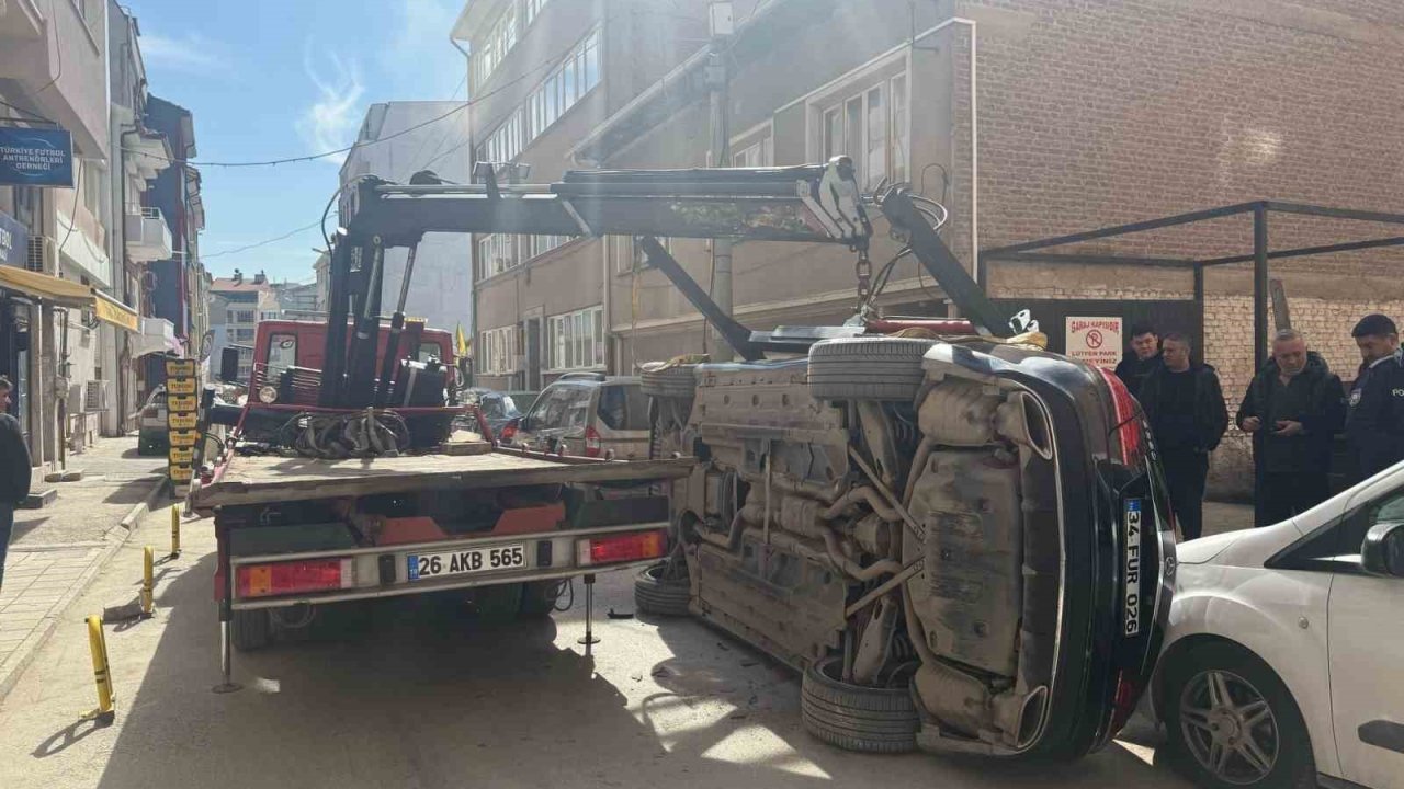 Kaldırılmak isterken çekiciden düşen lüks araçta ağır hasar oluştu