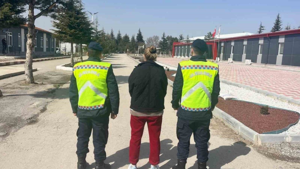 3 yıl hapis cezasıyla aranan şahsı jandarma yakaladı