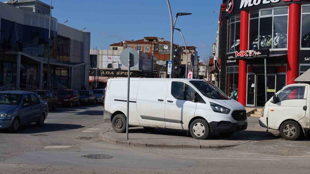 Zabıta ekipleri yaya yollarına park edilen araçlar için sahada