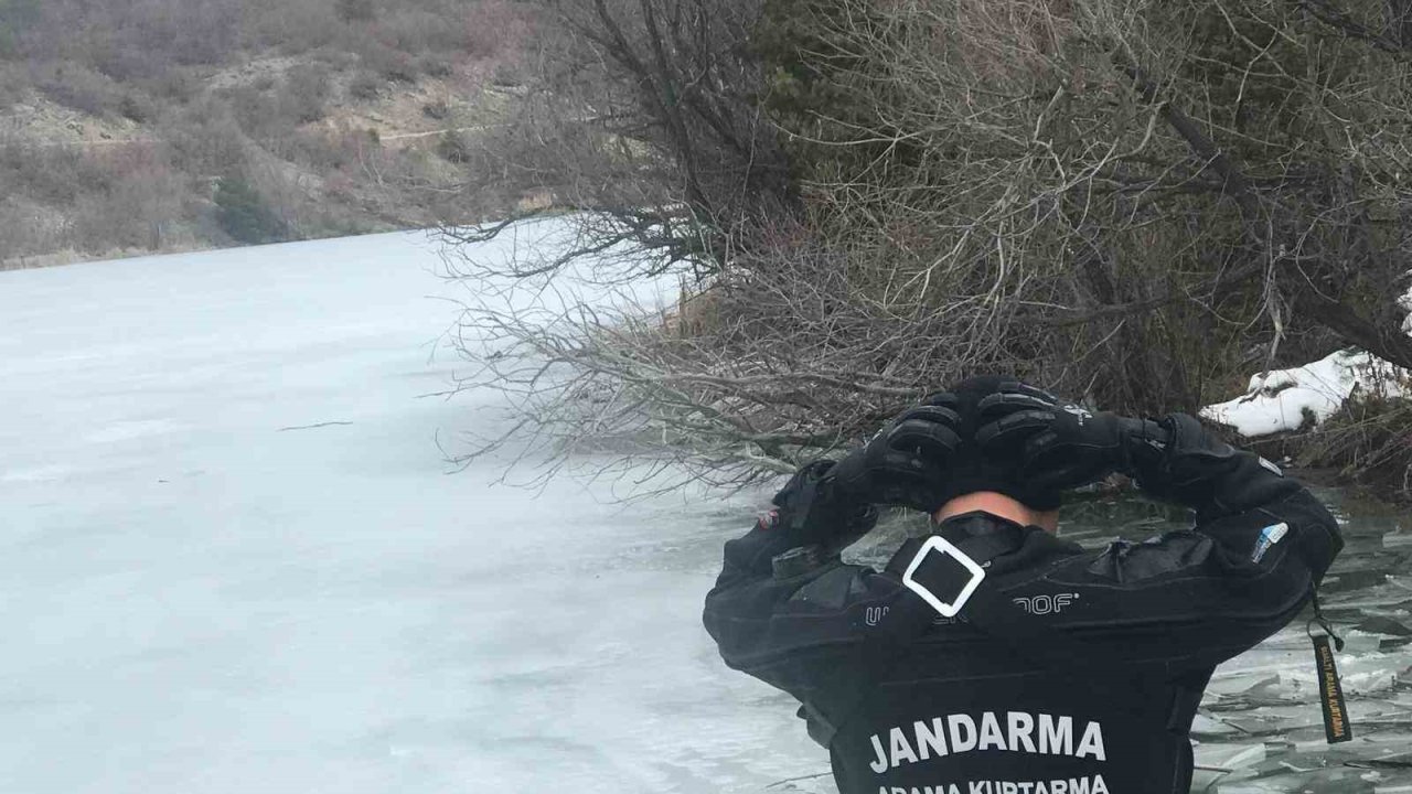 Kayıp öğretmeni dalgıçlar arıyor