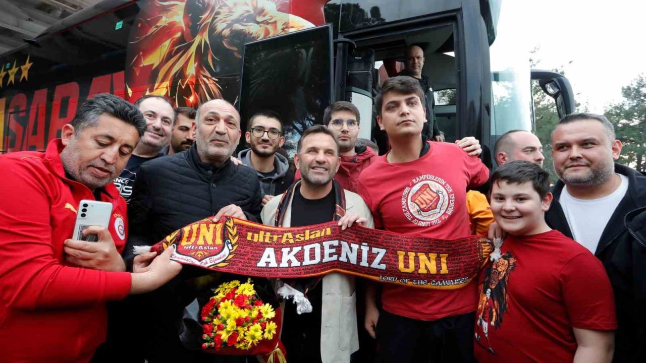Galatasaray, Antalya’da sevgi gösterileri ile karşılandı