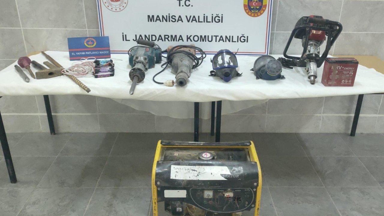 Manisa’nın iki ilçesinde izinsiz kazıya suçüstü