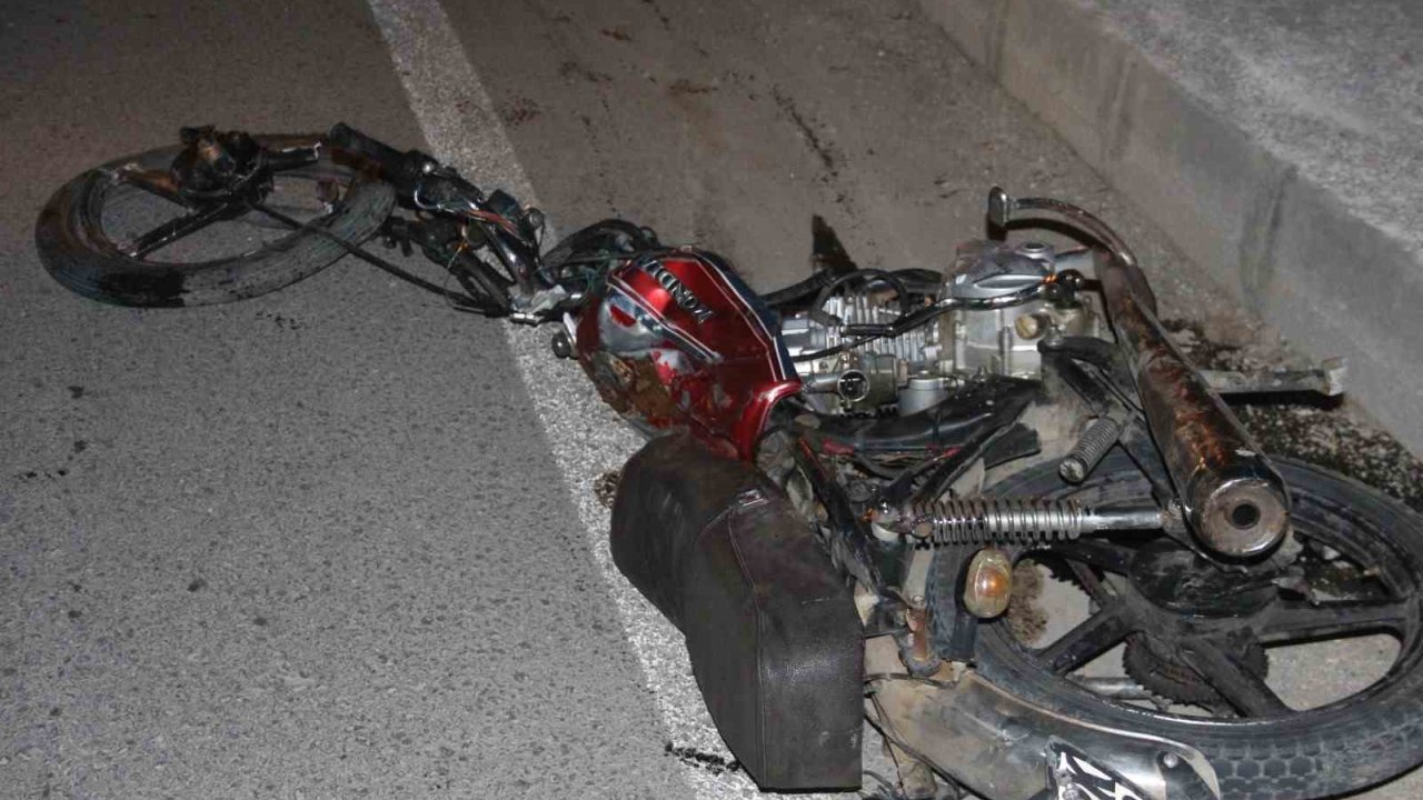 Hafif ticari araçla çarpışan motosiklet parçalandı: 2 kişi öldü