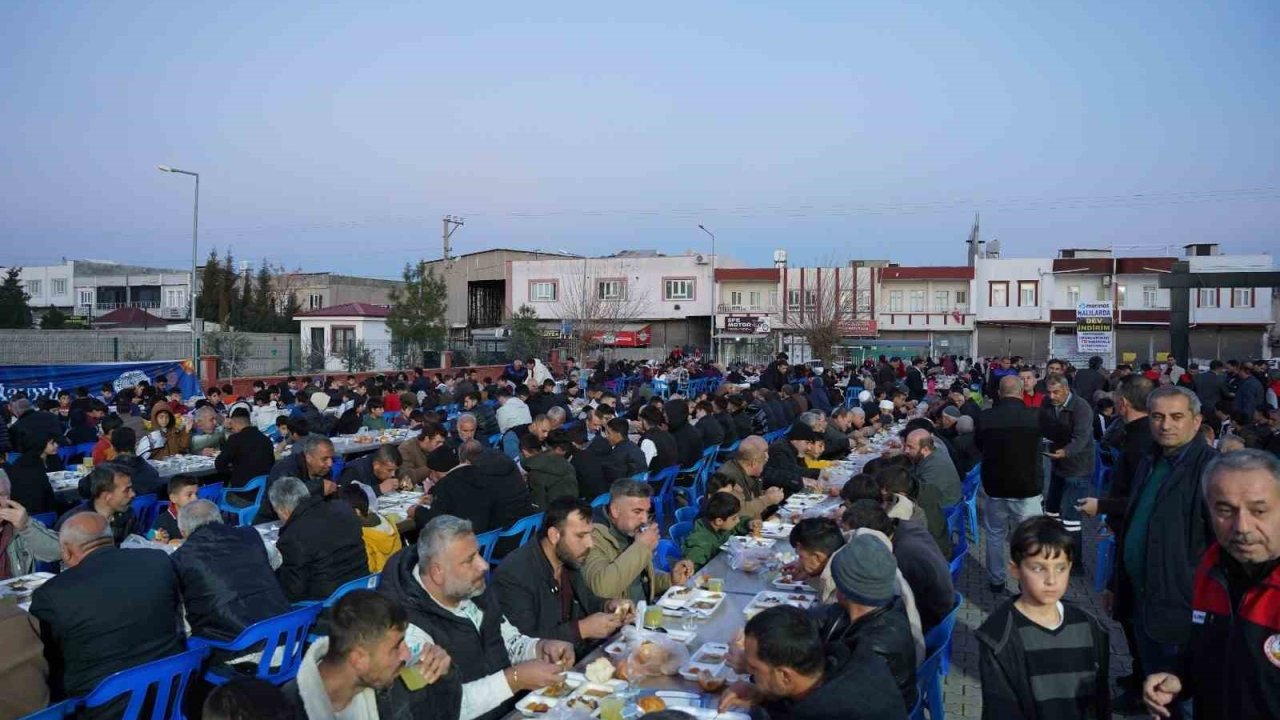 Kahta Belediyesi’nin iftar çadırına yoğun ilgi