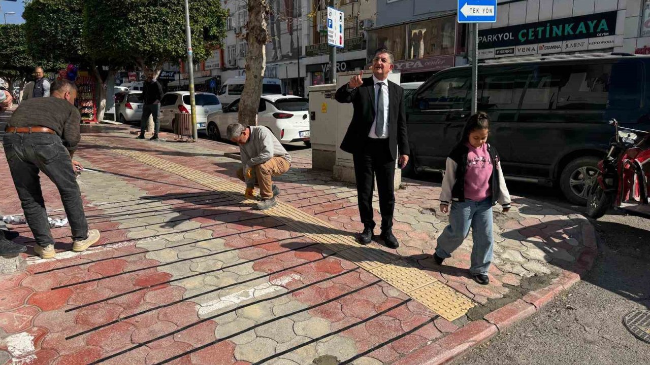 Yaşlı kadının gözyaşları içerisinde acı çekmesine neden olan kaldırım saatler içinde yenilendi