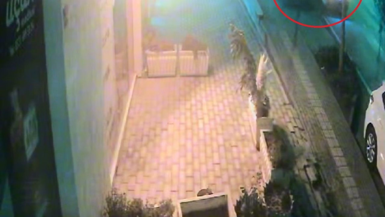 Otomobille gelip kurşun yağdırdılar...O anlar kamerada