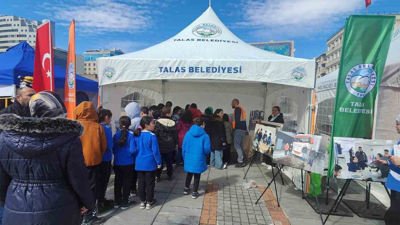 Talas Belediyesi’nden meydanda deprem standı