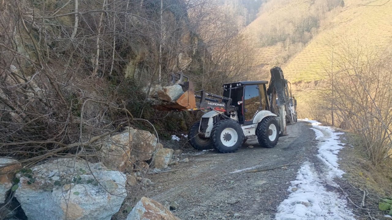 Ordu’da eriyen karların neden olduğu heyelanlara müdahale