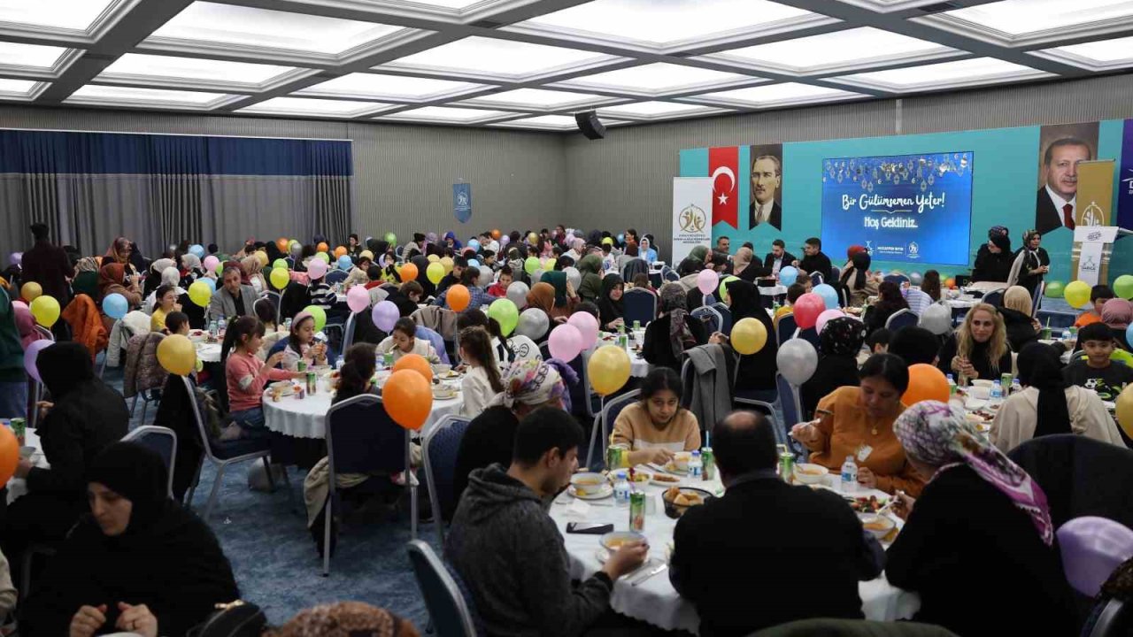 Yetim ve öksüz çocuklar için iftar sofrası kuruldu