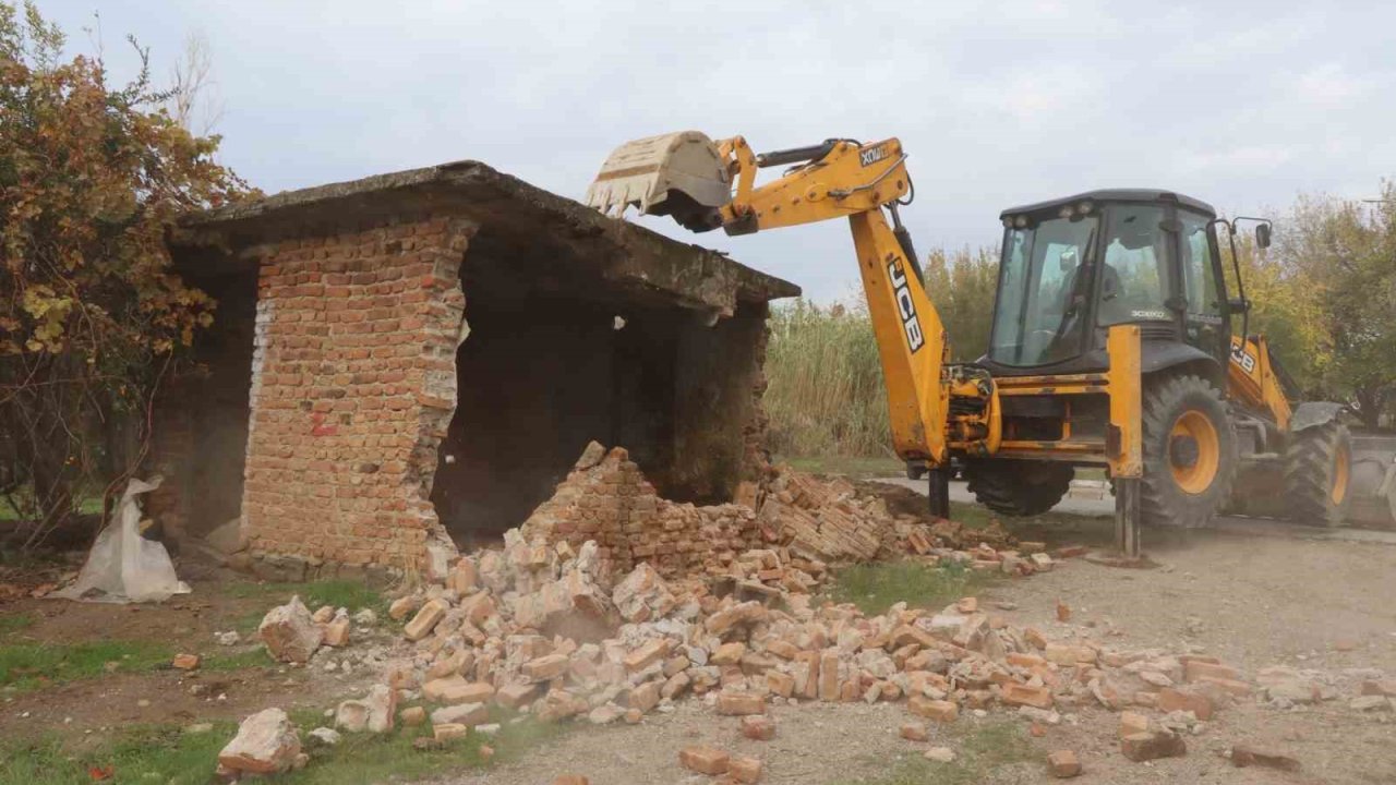 Nazilli Belediyesi, metruk binaları yıkıyor