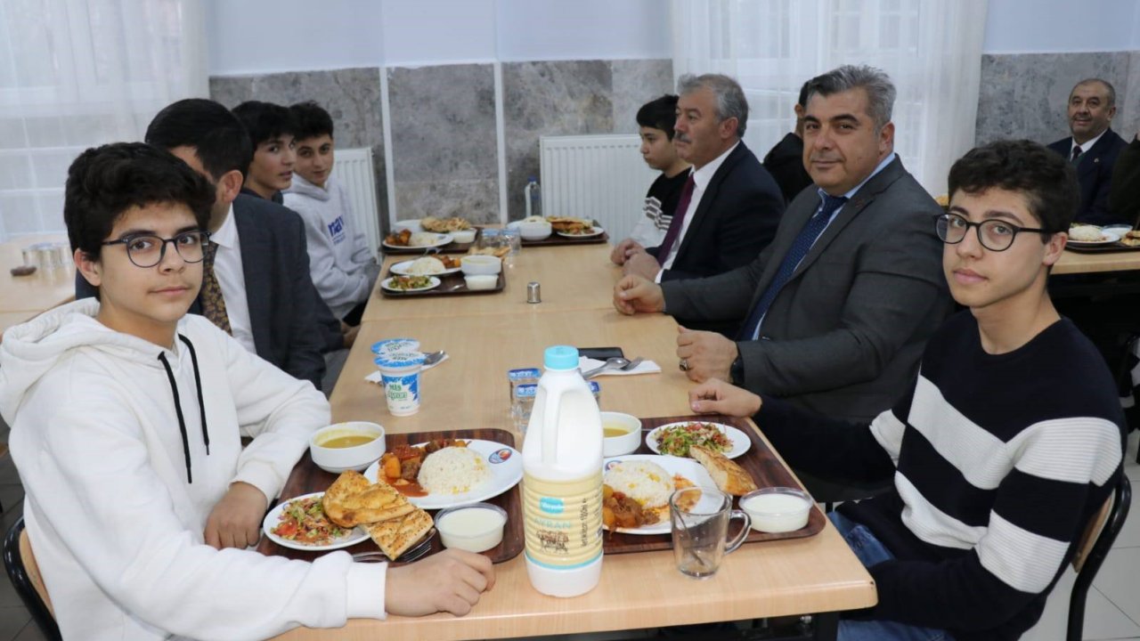 Kaya öğrencilerle iftar yaptı