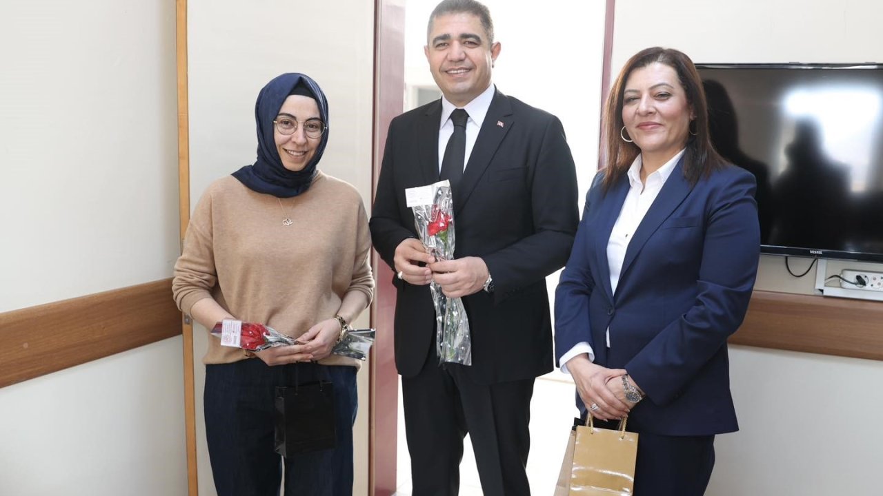 Vali Aslan, 8 Mart Kadınlar Gününde kadın çalışanlara çiçek vererek kutladı